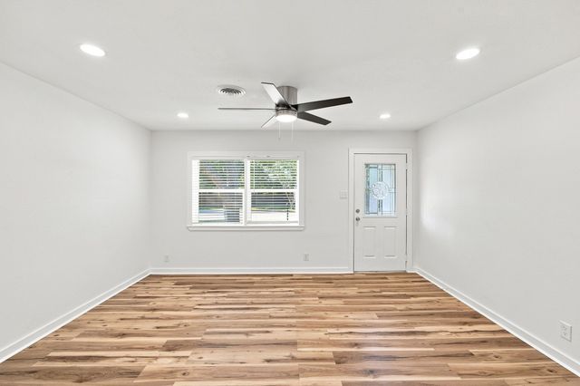 703 Casa Linda Street, Ennis, TX 75119