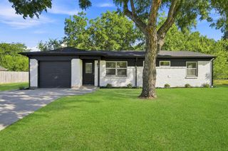 703 Casa Linda Street, Ennis, TX 75119