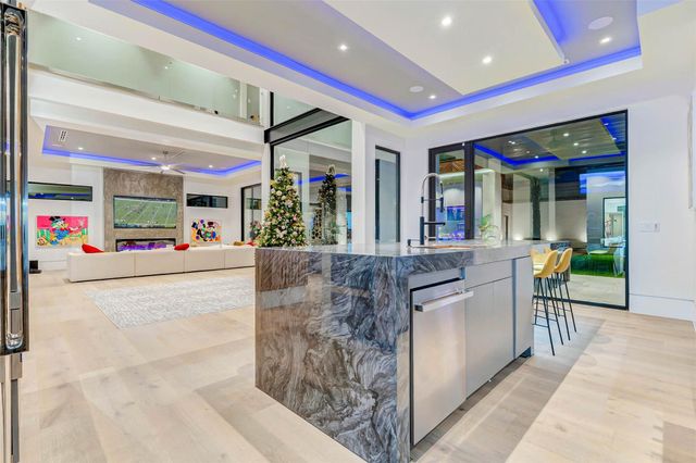 1025 Wakefield Drive, Houston, TX 77018