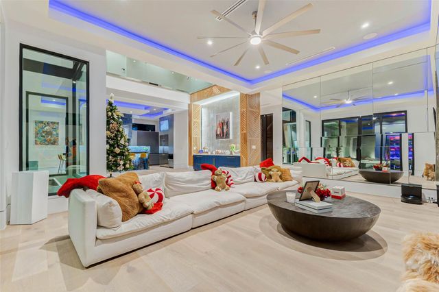 1025 Wakefield Drive, Houston, TX 77018