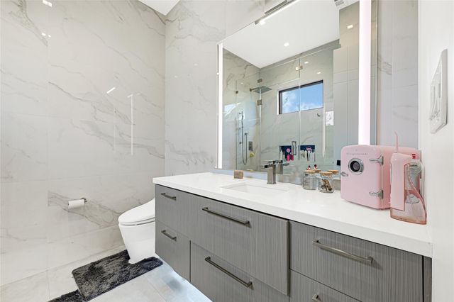 1025 Wakefield Drive, Houston, TX 77018