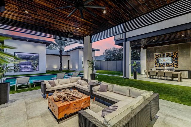 1025 Wakefield Drive, Houston, TX 77018