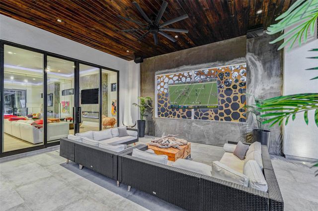 1025 Wakefield Drive, Houston, TX 77018