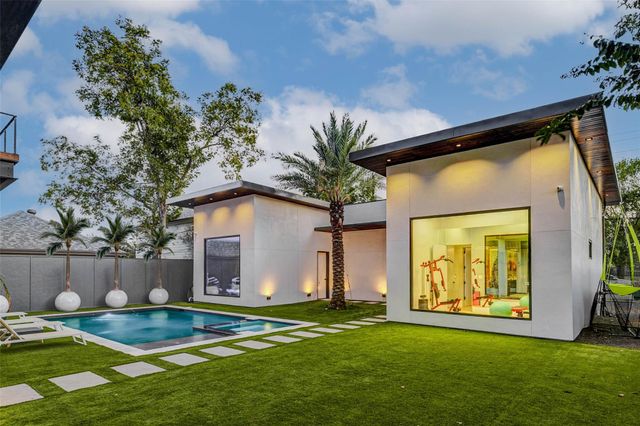 1025 Wakefield Drive, Houston, TX 77018