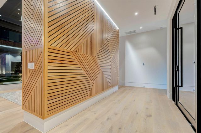 1025 Wakefield Drive, Houston, TX 77018