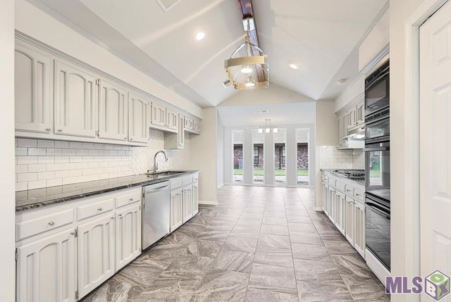 6720 Stoneshire Dr, Greenwell Springs, LA 70818