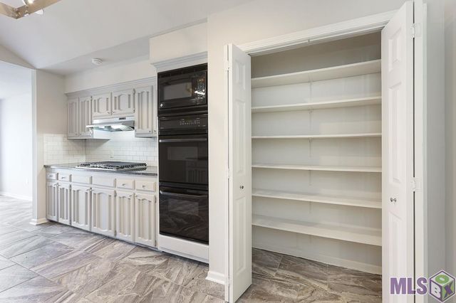 6720 Stoneshire Dr, Greenwell Springs, LA 70818