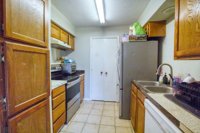 2400 Summer Place Drive, Arlington, TX 76014