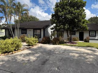 1392 Riverside Circle, Wellington, FL 33414