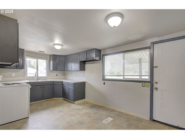 636 2ND St, Woodland, WA 98674