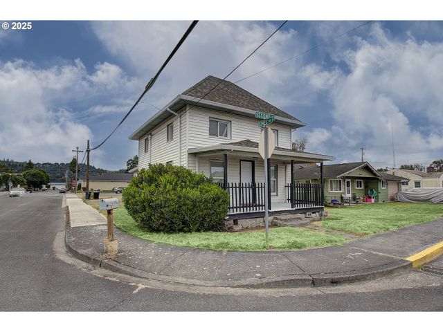 636 2ND St, Woodland, WA 98674