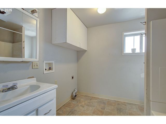 636 2ND St, Woodland, WA 98674