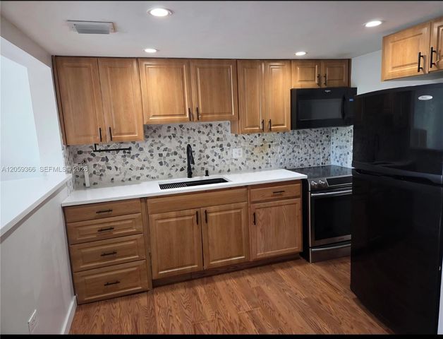 3750 Inverrary Dr 2B, Lauderhill, FL 33319