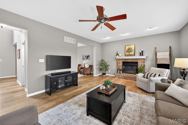 564 Oakwood Drive, Fenton, MO 63026