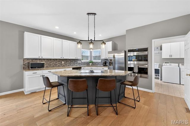 564 Oakwood Drive, Fenton, MO 63026