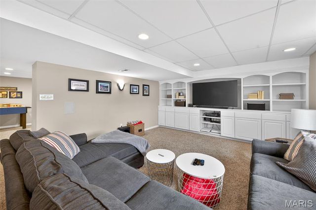 564 Oakwood Drive, Fenton, MO 63026