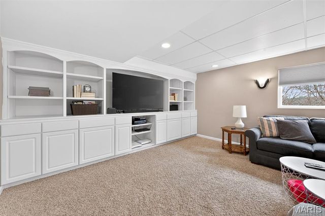 564 Oakwood Drive, Fenton, MO 63026