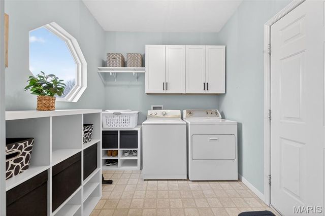 564 Oakwood Drive, Fenton, MO 63026