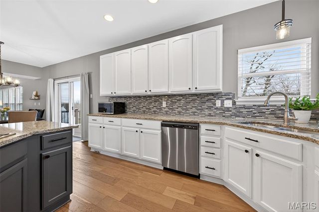 564 Oakwood Drive, Fenton, MO 63026