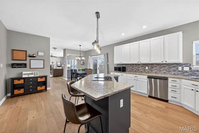 564 Oakwood Drive, Fenton, MO 63026