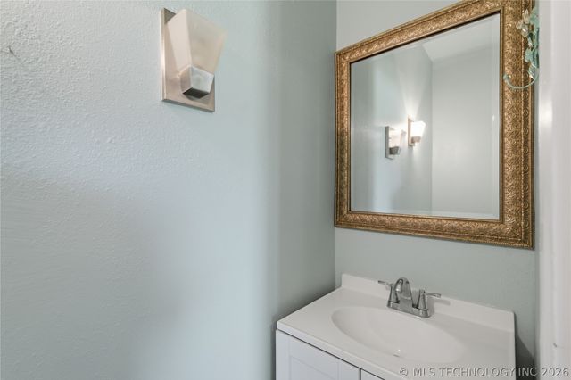 1613 E 9th Street, Okmulgee, OK 74447