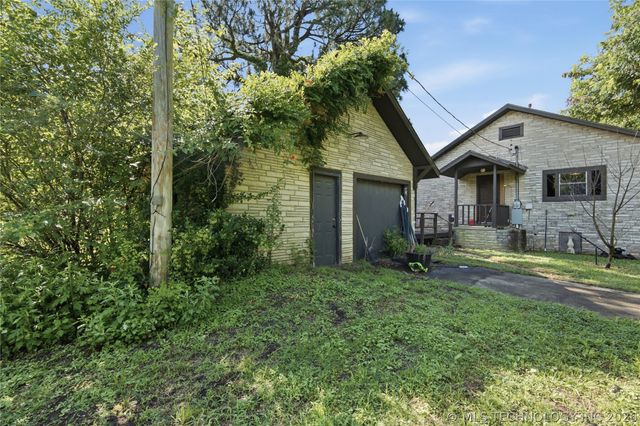 1613 E 9th Street, Okmulgee, OK 74447