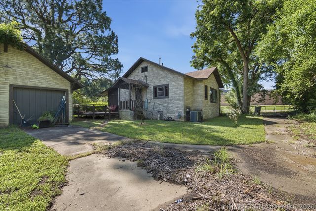 1613 E 9th Street, Okmulgee, OK 74447