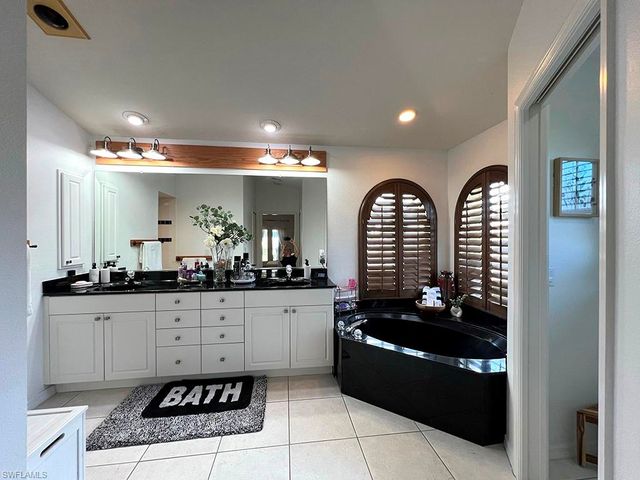 940 SE 20th CT, Cape Coral, FL 33990