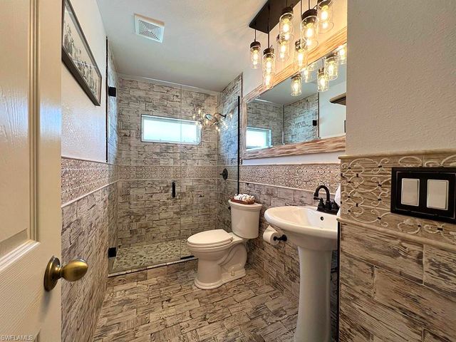 940 SE 20th CT, Cape Coral, FL 33990