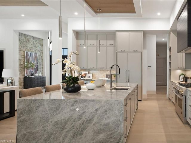 6462 Daniels RD, Naples, FL 34109