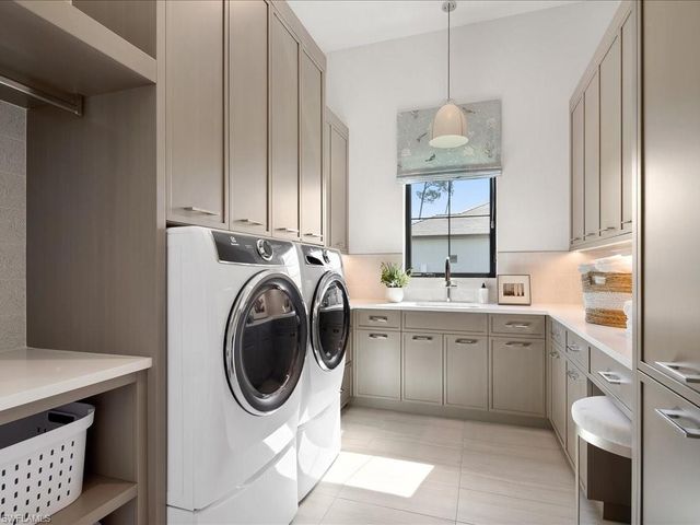 6462 Daniels RD, Naples, FL 34109