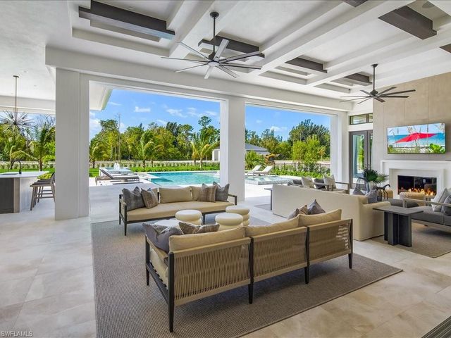 6462 Daniels RD, Naples, FL 34109