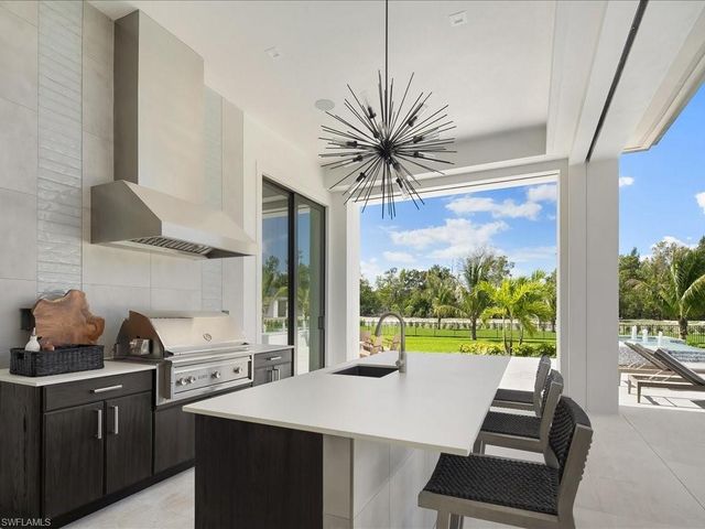 6462 Daniels RD, Naples, FL 34109