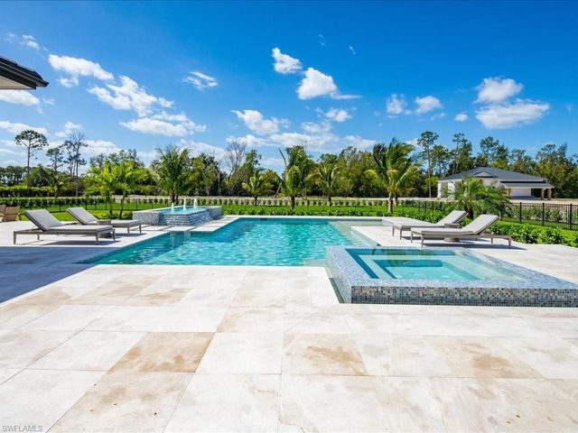 6462 Daniels RD, Naples, FL 34109