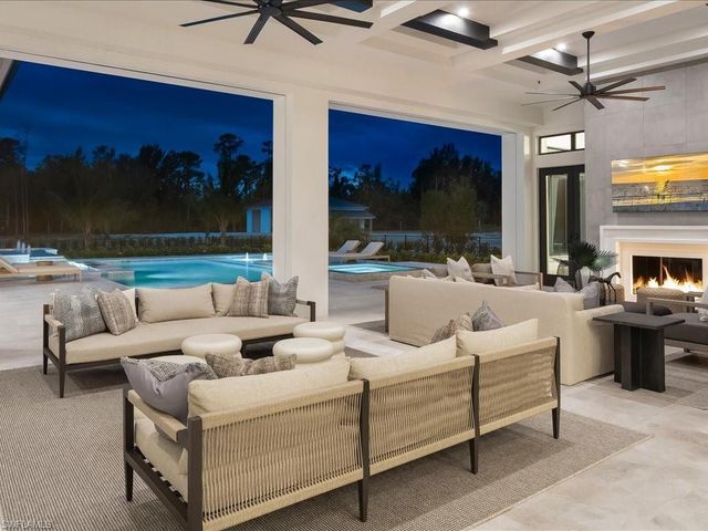 6462 Daniels RD, Naples, FL 34109