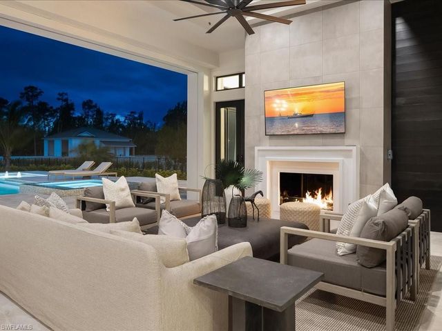 6462 Daniels RD, Naples, FL 34109