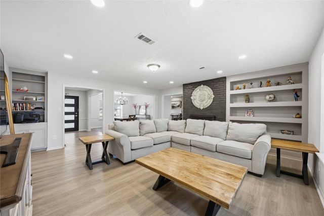 801 Friars Lane, Baytown, TX 77521