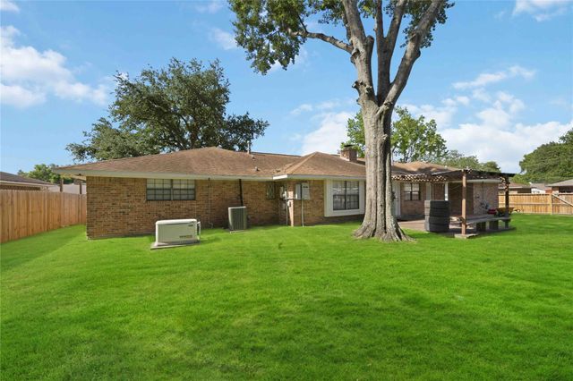 801 Friars Lane, Baytown, TX 77521