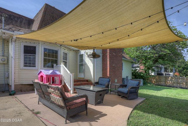 2211 E 10th Street, Joplin, MO 64801