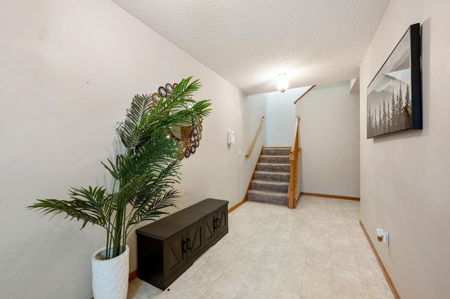 8622 Savanna Oaks Bay K, Woodbury, MN 55125