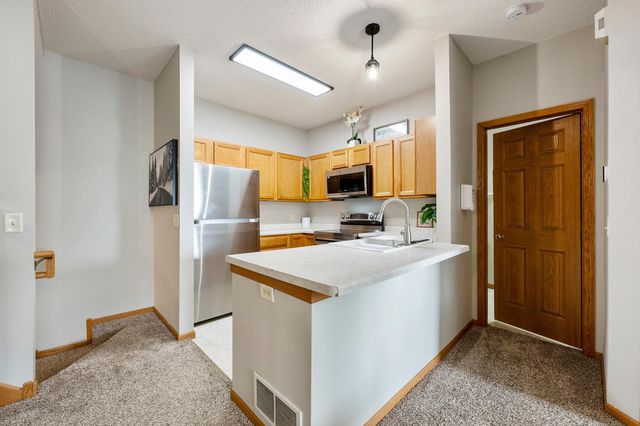 8622 Savanna Oaks Bay K, Woodbury, MN 55125