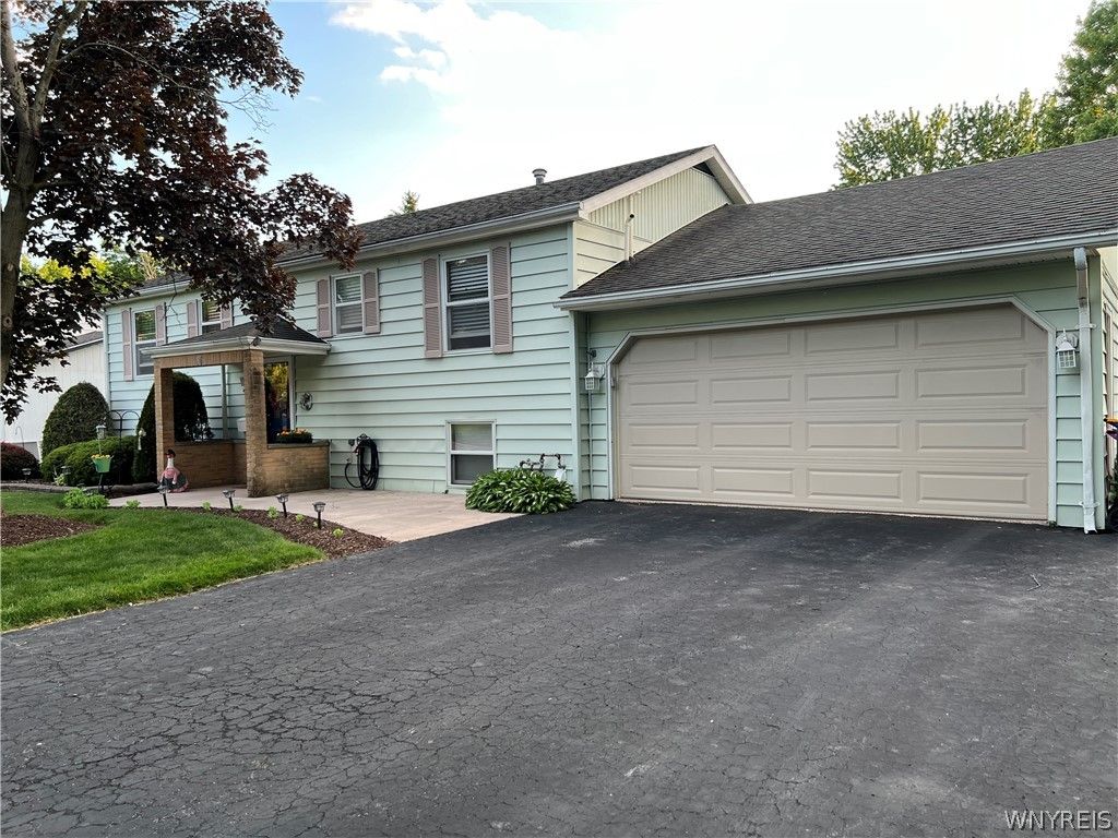 39 Briarwood Drive, Lockport City, NY 14094