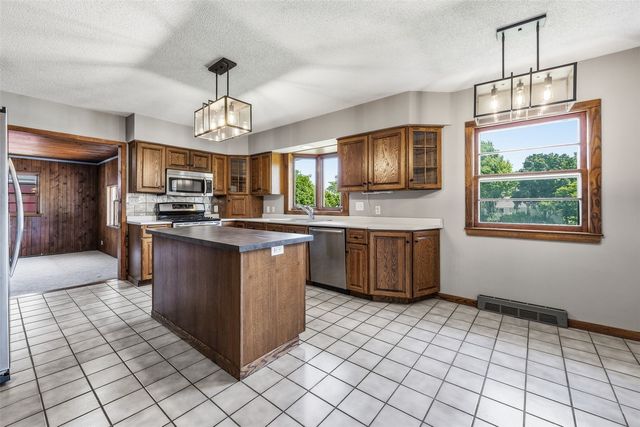 2750 10th Street, Marion, IA 52302