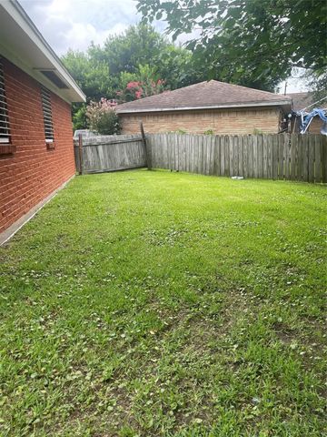 2324 14th Avenue N, Texas City, TX 77590