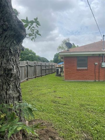 2324 14th Avenue N, Texas City, TX 77590