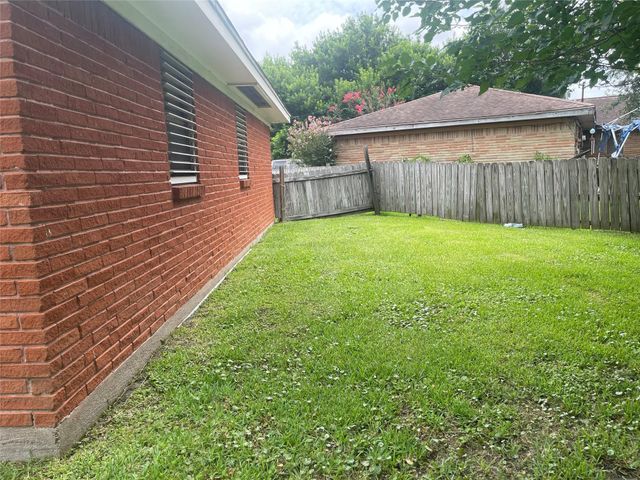 2324 14th Avenue N, Texas City, TX 77590