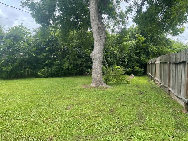 2324 14th Avenue N, Texas City, TX 77590