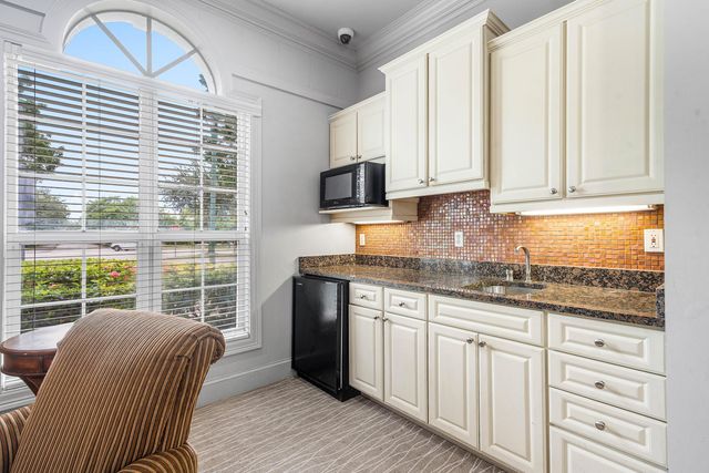 2012 Alta Meadows Lane 111, Delray Beach, FL 33444