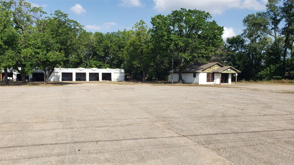 1950 main, Paris, TX 75460