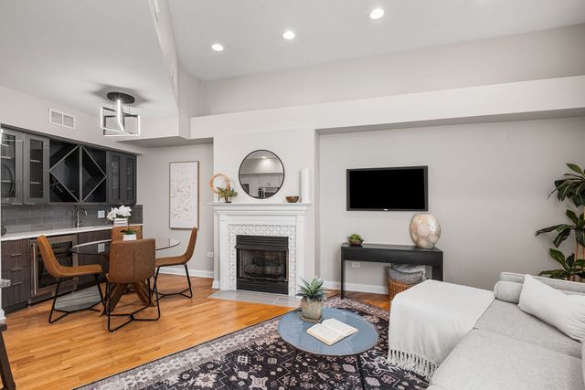 3250 N Lincoln Avenue C, Chicago, IL 60657